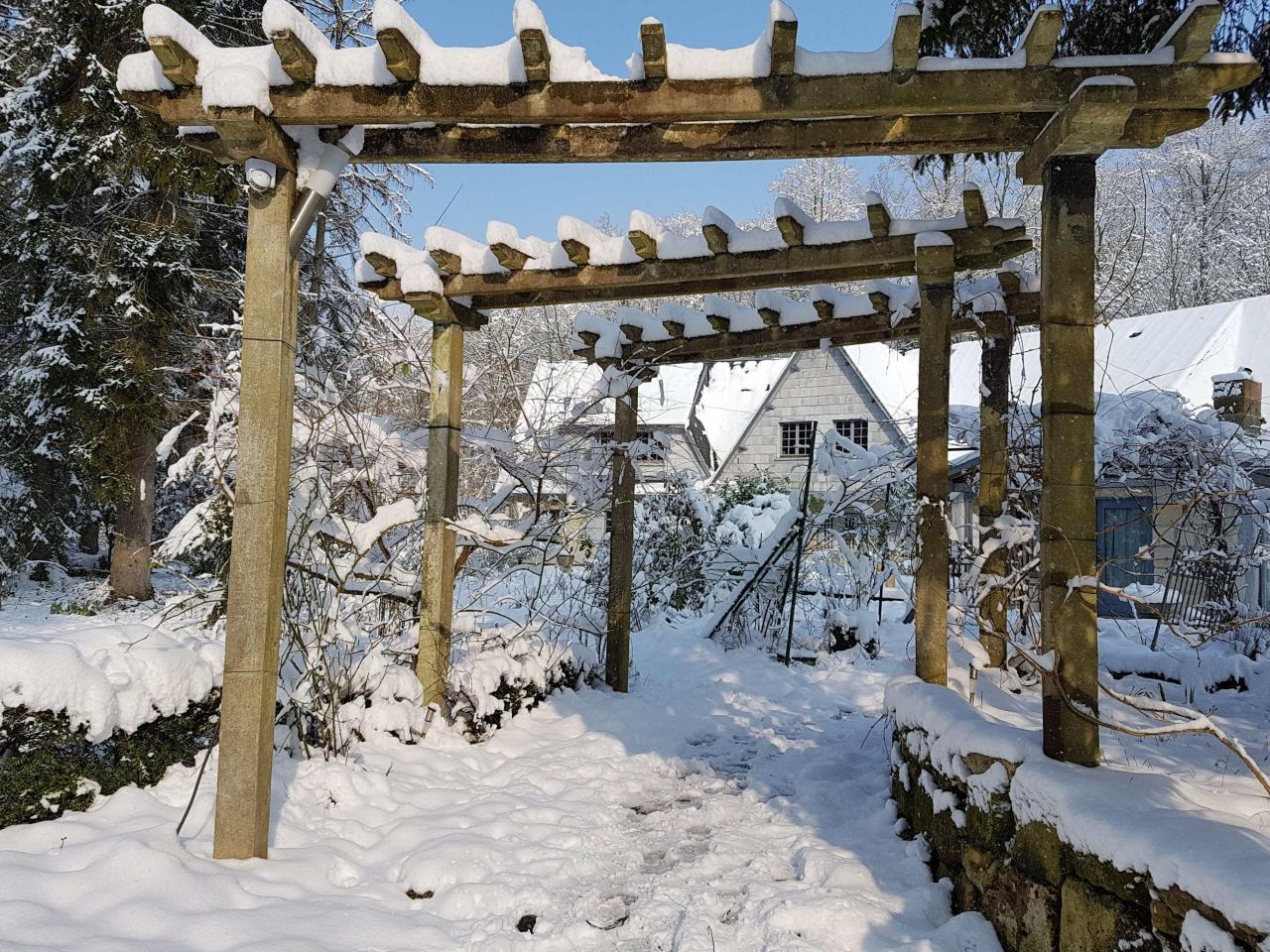 la pergola du parking sous la neige