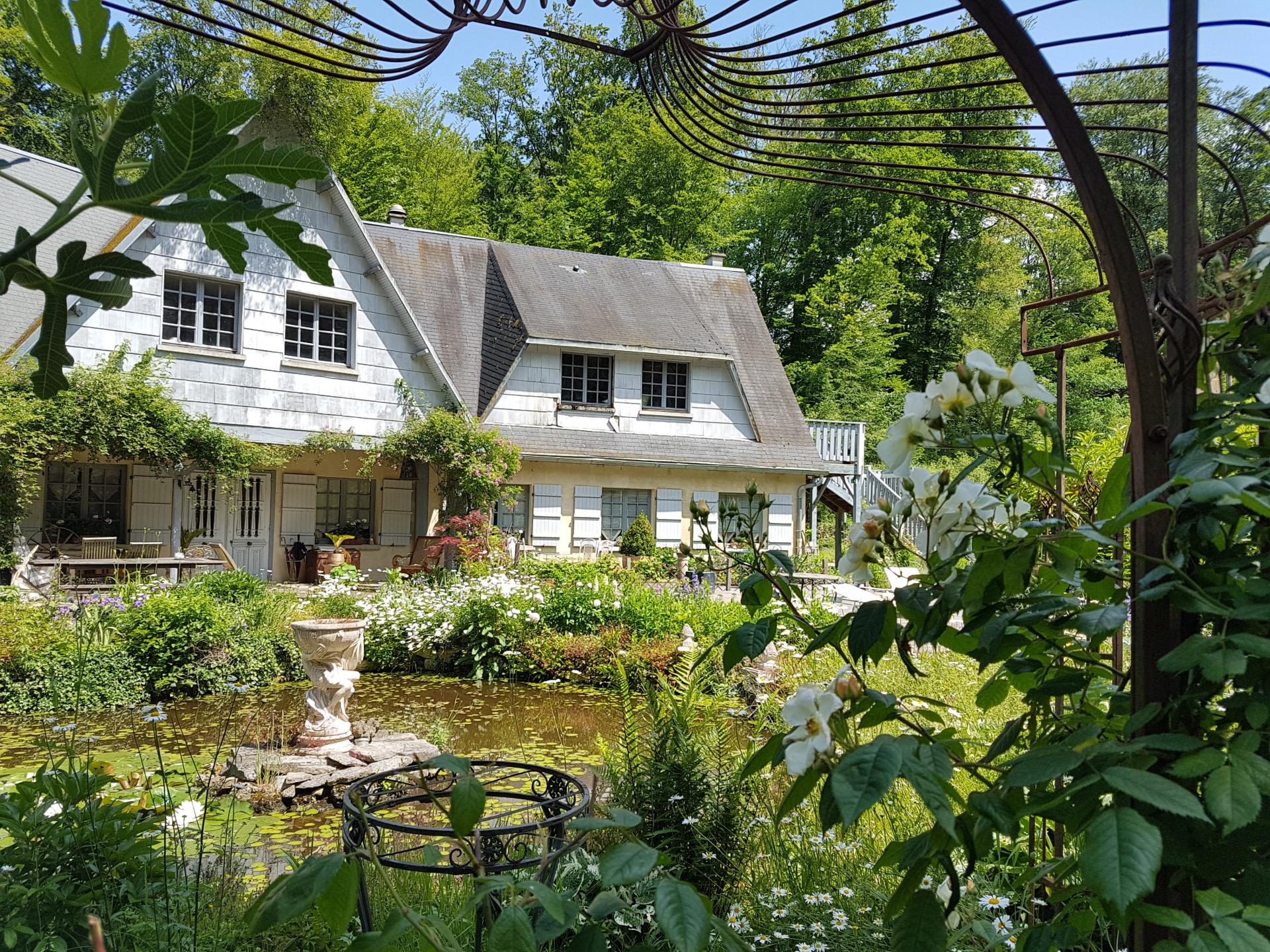 Sous la gloriette du jardin de saint jean