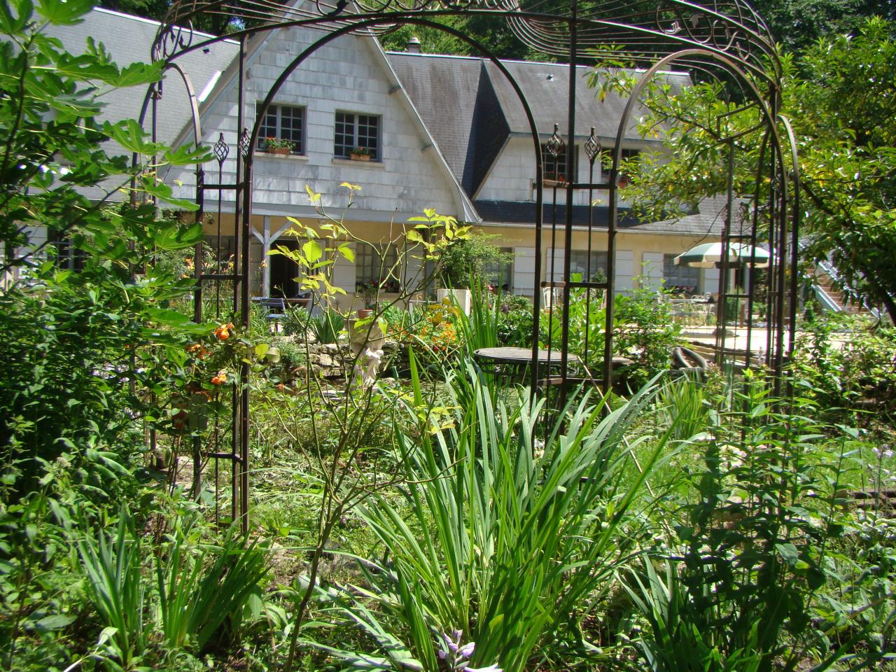 sous la gloriette du jardin de saint jean