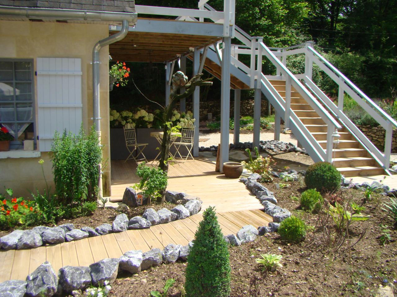 Terrasse de la chambre d'hotes Acacia du jardin de saint jean