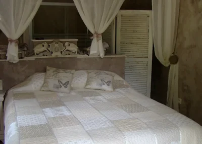 Lit queen size de chambre d'hôtes dans l'Oise