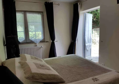 Lit double élégant dans une maison d’hôtes de l’Oise