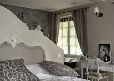 Chambre chaleureuse avec vue sur le jardin