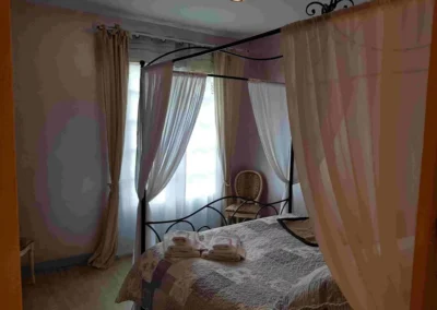 Chambre lumineuse dans le Nid dans la Forêt